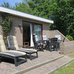 Geraeumige Terrasse im Bungalowpark Uterste Coogh, Bungalow 114 in De Dennen, Texel, ideal zum Entspannen.