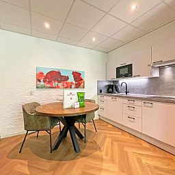 Moderne keuken en eetruimte in Appartement Bos en Duin 05, De Dennen, Texel met alle benodigde voorzieningen.