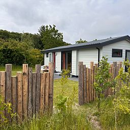 Vakantiepark de Bremakker - Bosveld 141, vacation home in De Dennen, Texel surrounded by nature and tranquility.