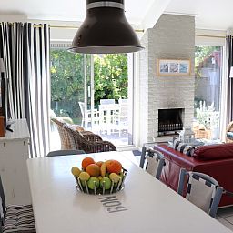 Helles Esszimmer im Ferienhaus Gortersmient 358, De Dennen, Texel mit Zugang zur Terrasse.