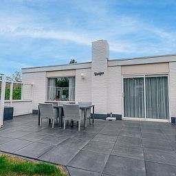 Outdoor accommodation of Bungalowpark 't Luwe Land - Texelfan in De Dennen, Texel. Spacious terrace for relaxation on the Wadden Islands.