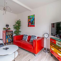 Indoor area of Bungalowpark 't Luwe Land - Texelfan, Texel. Comfortable seating area in De Dennen with unique decoration.