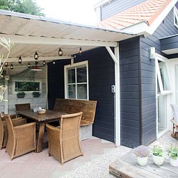 Gezellige veranda bij Bungalowpark Gortersmient - Blommenzee in De Dennen, Texel voor buiten dineren.