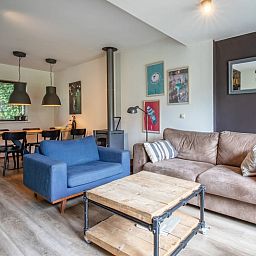 Stijlvolle woonkamer in Bungalowpark Gortersmient - Blommenzee, De Dennen, Texel met moderne inrichting.