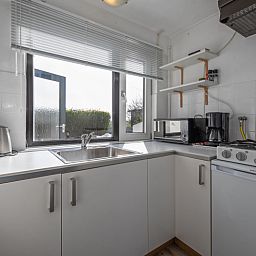 Moderne Kueche im Ferienhaus Langsteert, De Dennen, Texel, Waddeninseln.