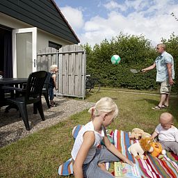 Gezellige tuin bij Type 2 - 6 persoons vakantiehuis in De Dennen, Texel met spelende kinderen.