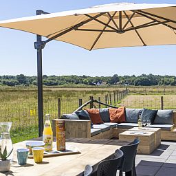 Geniessen Sie die Terrasse des Ferienhauses 1 in De Dennen Texel mit Blick auf die Natur der Waddeninseln.