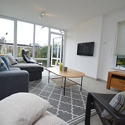 Cozy living room of Tempelierweg 38, vacation home in De Dennen, Texel with modern furnishings.