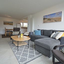 Open living room and kitchen in Tempelierweg 38, vacation home in De Dennen, Texel for a spacious feeling.