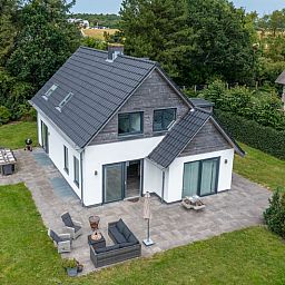 Villa 106F im Bungalowpark 't Hoogelandt, Texel, mit grosser Terrasse und Gartensitzplatz in der natuerlichen Umgebung von De Dennen.