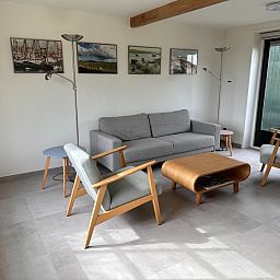 Stilvolle Sitzecke in 't Seumerhuussie, Ferienhaus De Dennen Texel, mit komfortablen Moebeln.
