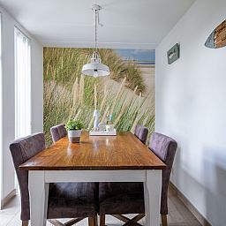 Speisesaal des Ferienhauses Gortersmient 302, De Dennen, Texel mit stimmungsvoller Dekoration.