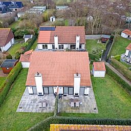 Luftaufnahme des Ferienhauses Gortersmient 302 in De Dennen, Texel, umgeben von Natur.