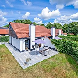 Ferienhaus Gortersmient 302 in De Dennen, Texel mit grossem Garten und Terrasse.