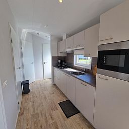Geraeumige Kueche mit moderner Ausstattung im Ferienpark de Bremakker - Bosveld 146, Texel, ideal fuer Familien.