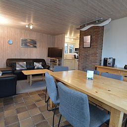 Gemuetliches Esszimmer im Tempelierweg 37, De Dennen, Texel mit Holztisch und bequemen Stuehlen.