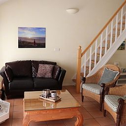 Gemuetliches Wohnzimmer mit Kamin im Ferienhaus Gortersmient 264, De Dennen, Texel.