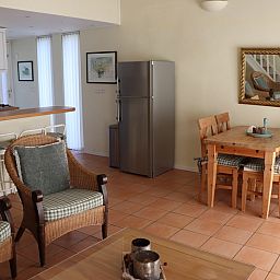 Essecke und Kueche im Ferienhaus Gortersmient 264, De Dennen, Texel mit Holzmoebeln.