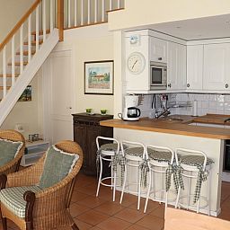 Moderne Kueche mit Bar im Ferienhaus Gortersmient 264, De Dennen, Texel.