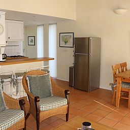 Geraeumiges Esszimmer mit Kuehlschrank im Ferienhaus Gortersmient 264, De Dennen, Texel.