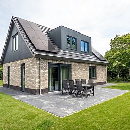 Modern vacation home with terrace at Vakantiepark De Koorn-aar Villa, De Dennen, Texel.