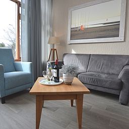 Gemuetliche Sitzecke in Lelie, De Dennen, Texel mit stilvollen Moebeln und natuerlichem Licht.