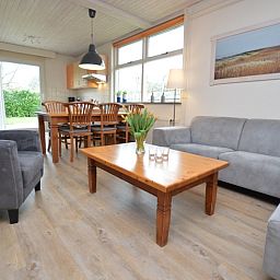 Gemuetliches Wohnzimmer des Ferienhauses Iris auf Texel, De Dennen mit bequemer Sitzecke.