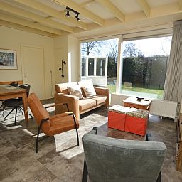 Lichte woonkamer in Tempelierweg 27 - Matranos, vakantiehuis in De Dennen, Texel met eet- en zithoek.