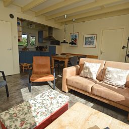Comfortabele zithoek in Tempelierweg 27 - Matranos, vakantiehuis in De Dennen, Texel met open keuken.