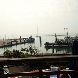 Blick auf den Hafen von der Terrasse der Wohnung Havenzicht in West Terschelling, Wattenmeer.