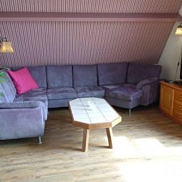 Gemtliches Wohnzimmer mit Ecksofa in der Wohnung Havenzicht, West-Terschelling, Watteninseln.