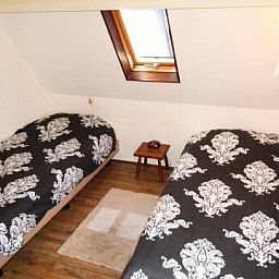 Schlafzimmer mit zwei Einzelbetten in der Wohnung Havenzicht, West-Terschelling, Watteninseln.
