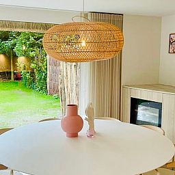 Eetruimte in vakantiehuisje in Ballum, Ameland met uitzicht op de tuin.