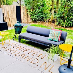 Gezellig terras bij vakantiehuisje in Ballum, Ameland, ideaal voor ontspanning.
