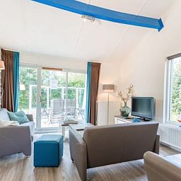 Helles Wohnzimmer in BORNRIF COTTAGE 4, Ferienhaus in Hollum, Ameland mit Blick auf die Natur.