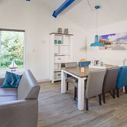 Gemuetliche Essecke in BORNRIF COTTAGE 4, modern eingerichtetes Ferienhaus in Hollum, Ameland.