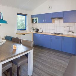 Vollstaendig ausgestattete Kueche in BORNRIF COTTAGE 4, Ferienhaus in Hollum, Ameland.