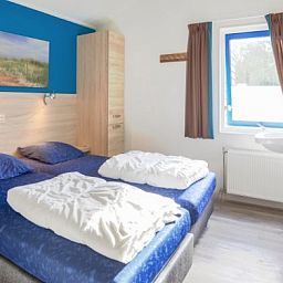 Komfortables Schlafzimmer in BORNRIF COTTAGE 4, Ferienhaus in Hollum, Ameland mit Doppelbett.