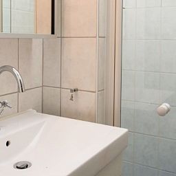 Modern bathroom of BORNRIF COTTAGE 6 in Hollum, Ameland, with stylish sink and shower on the Wadden Islands.