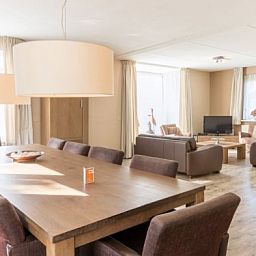 Ruime eetkamer in DUINBUNGALOW 10, vakantiehuis in Hollum, Ameland, Waddeneilanden voor familiediners.