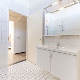 Moderne badkamer in DUINBUNGALOW 10, vakantiehuis in Hollum, Ameland, met ruime faciliteiten.