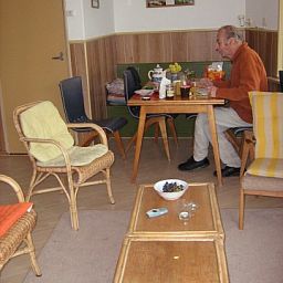 Gezellige binnenruimte van De Vijfhoek in Nes, Ameland met comfortabele zithoek.