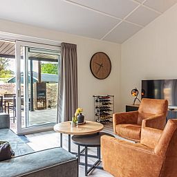 Gemuetliches Wohnzimmer im Ferienhaus in Nes, Ameland, mit Blick auf die Terrasse.