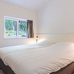 Gemuetliches Schlafzimmer im Ferienhaus in Nes, Ameland, mit Doppelbett.