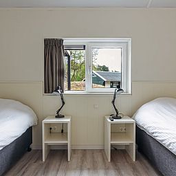 Zweites Schlafzimmer mit Einzelbetten im Ferienhaus in Nes, Ameland.