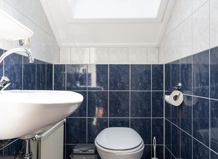 Modern kitchen in vacation home 419, De Cocksdorp, Texel, with all amenities.