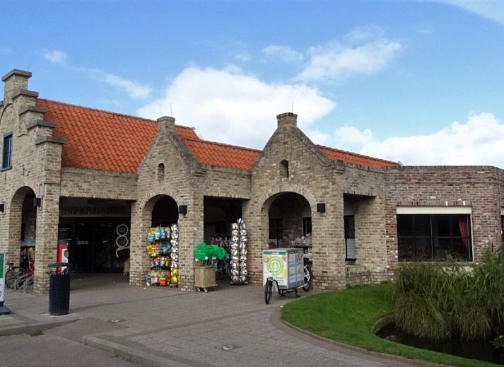 Dining room in bungalow 419, De Cocksdorp, Texel overlooking the garden.