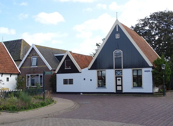Dining room in bungalow 419, De Cocksdorp, Texel overlooking the garden.