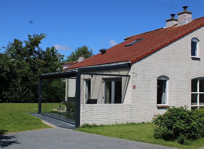 Dining room in bungalow 419, De Cocksdorp, Texel overlooking the garden.