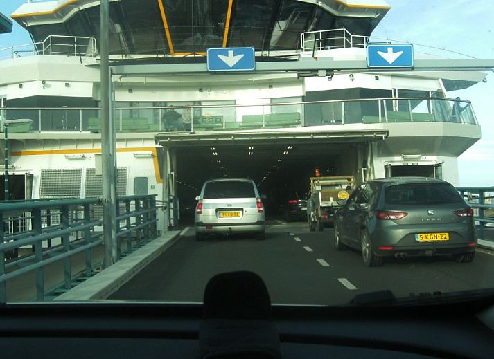 Cozy living room in vacation home 419, De Cocksdorp, Texel with open kitchen.